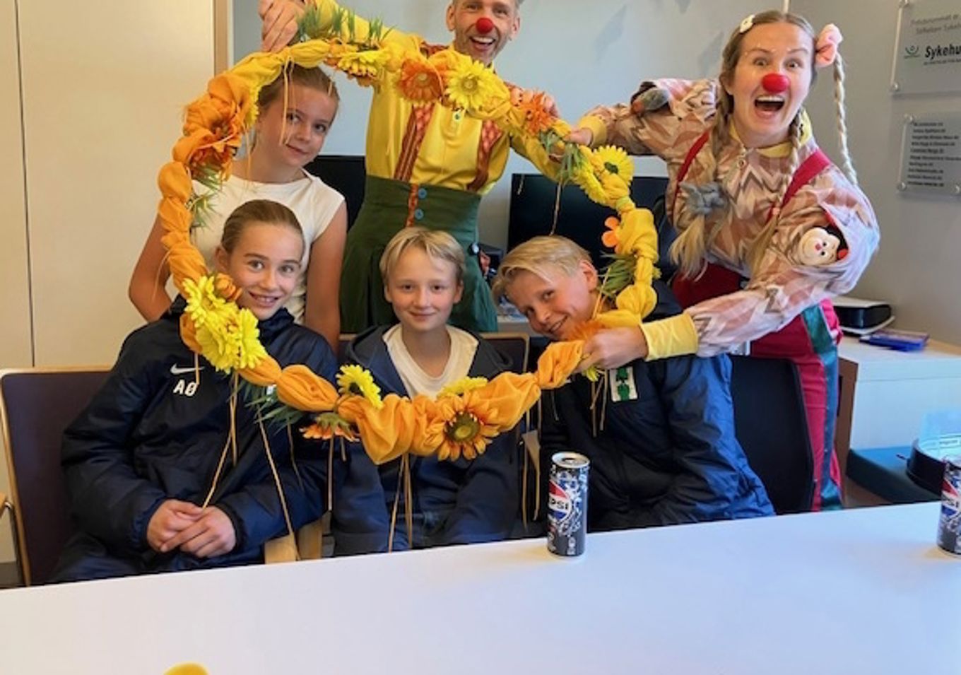 en gruppe mennesker som poserer for et bilde