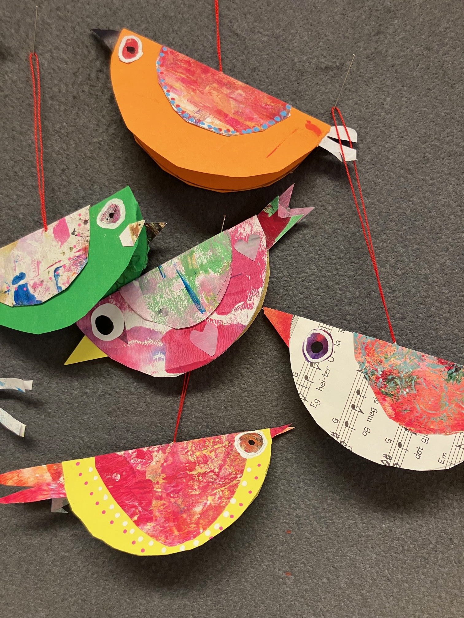 En gruppe fargerike papirfugler 