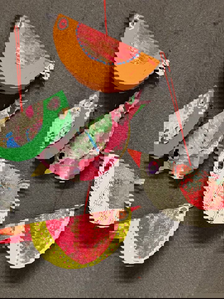 En gruppe fargerike papirfugler 