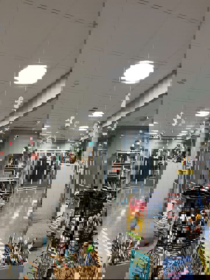 et rom med en bokhylle og en stol