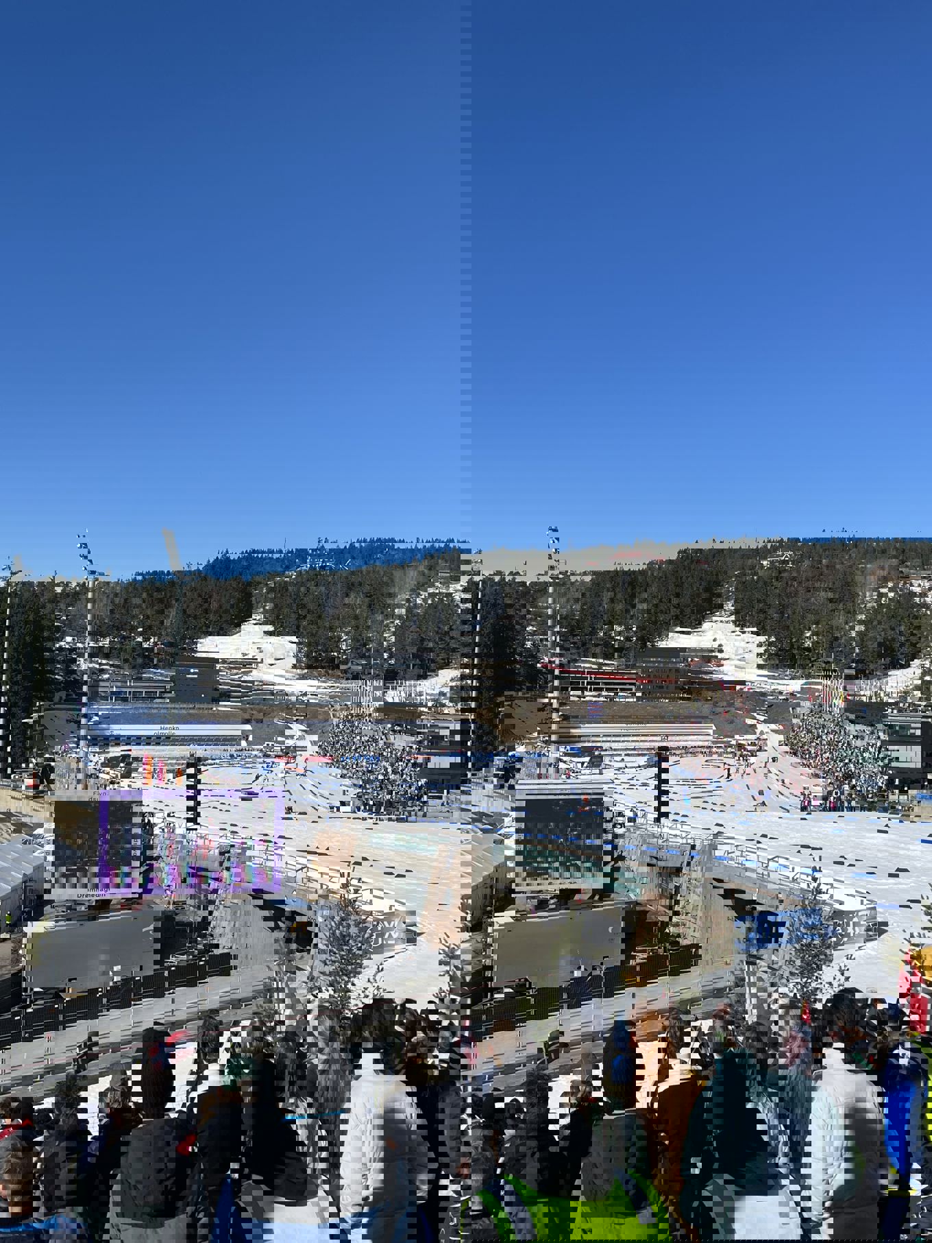 En folkemengde på et skianlegg