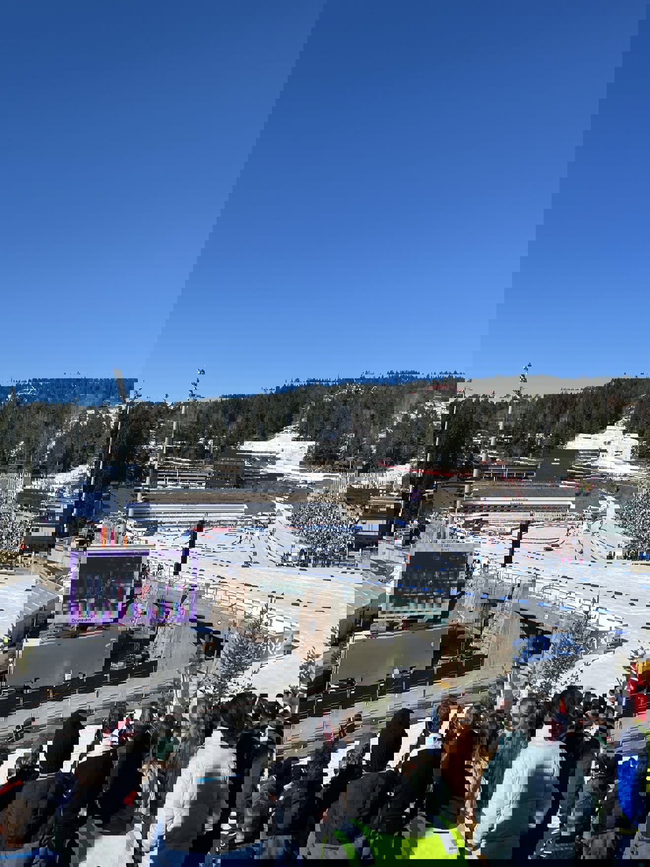 Foto: Elise Rognstad En folkemengde på et skianlegg