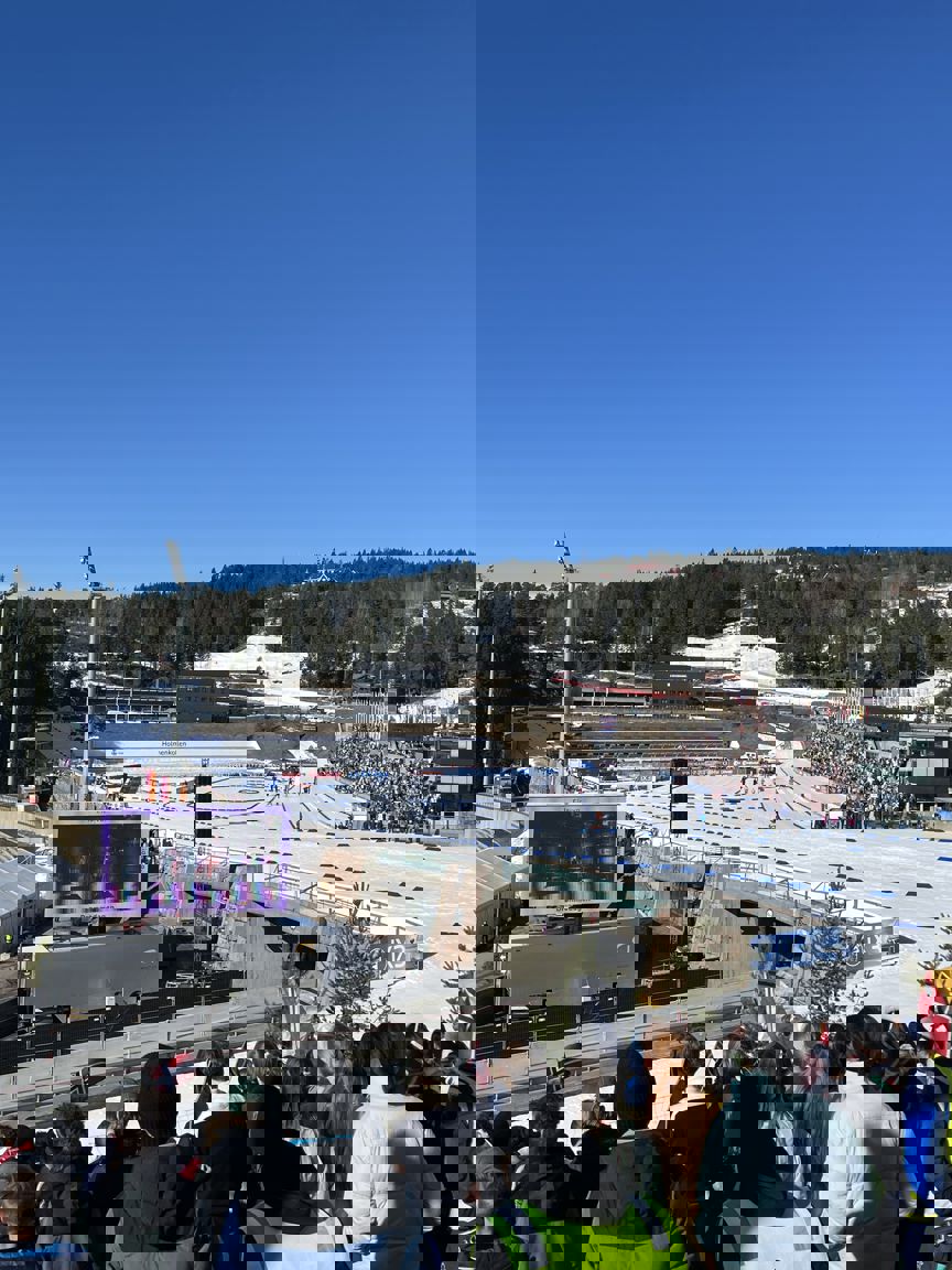 Foto: Elise Rognstad En folkemengde på et skianlegg