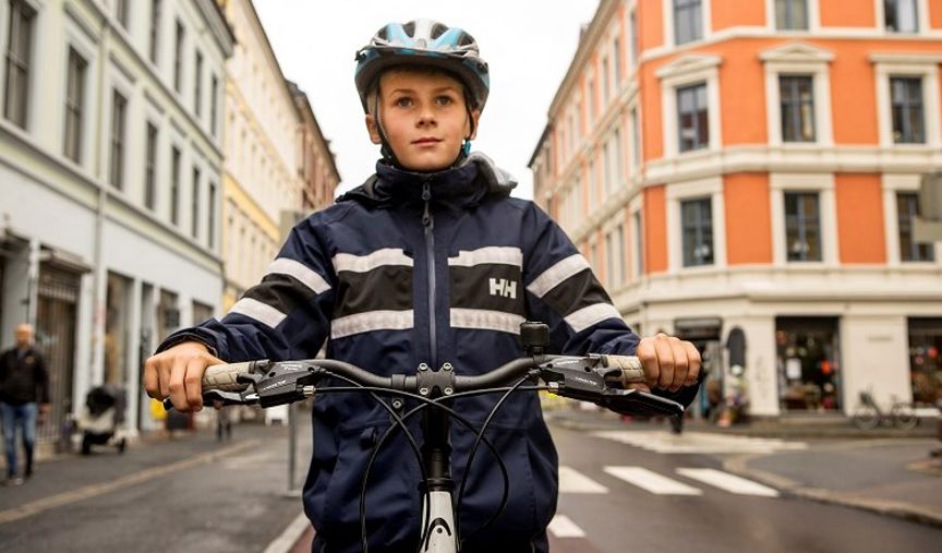 Gutt på sykkel.