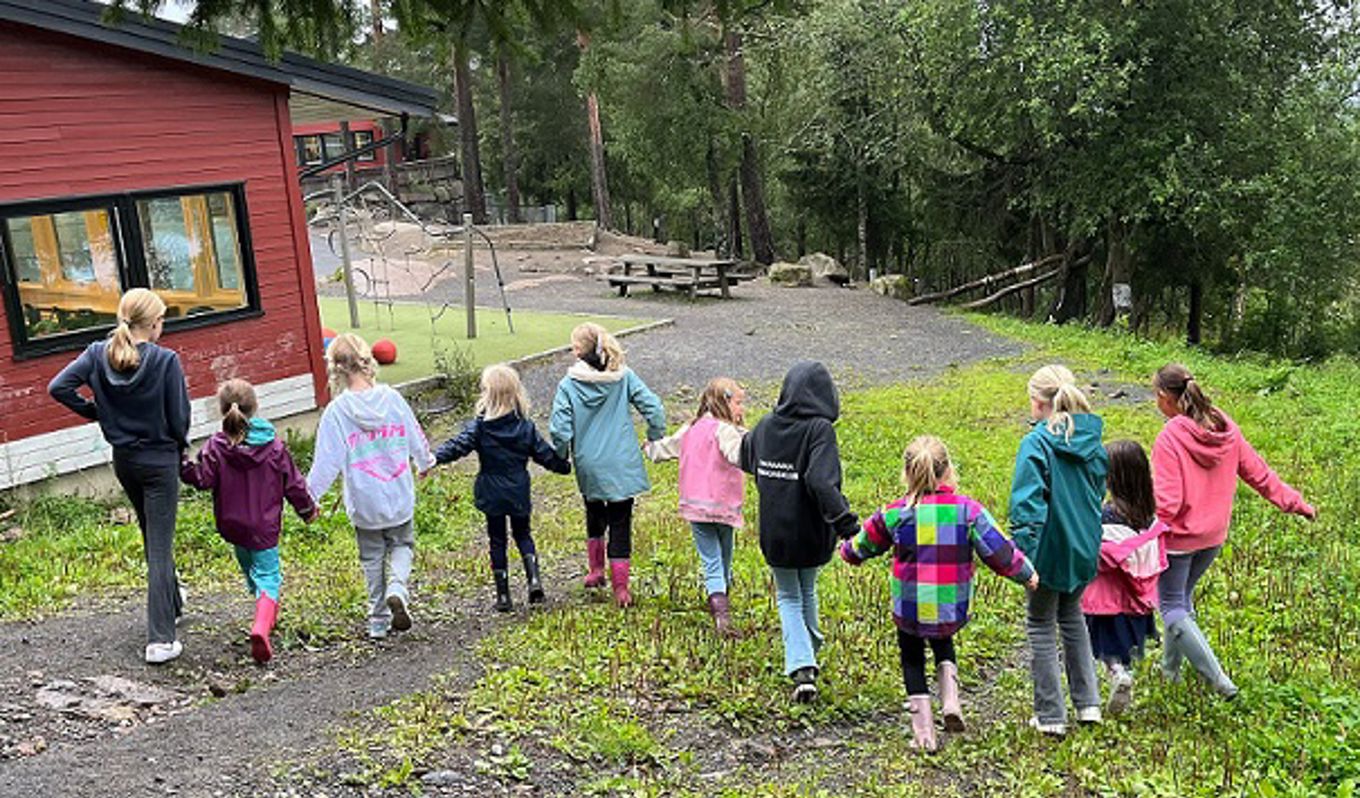 en gruppe barn som leker ute