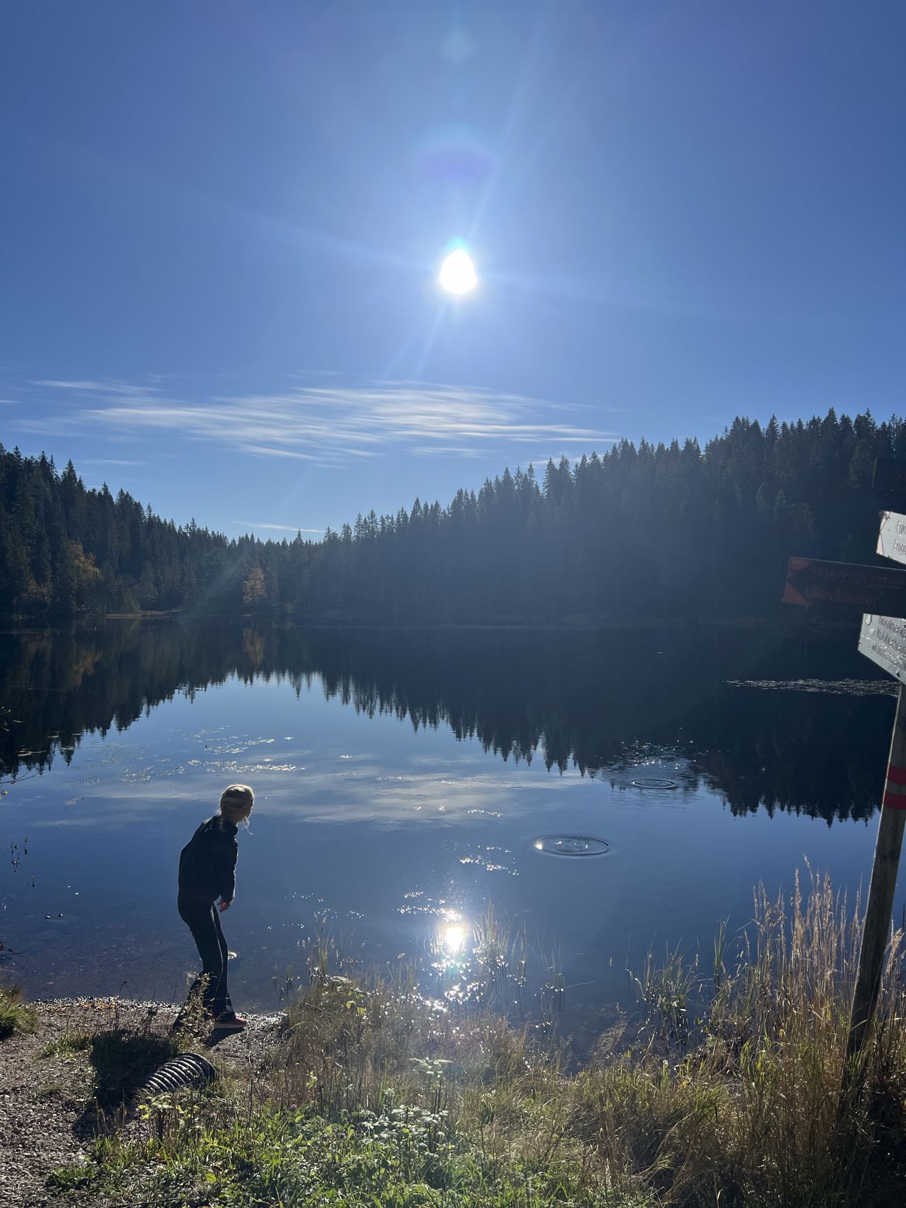 Foto: Jakob Norheim Schei en person som står ved en innsjø