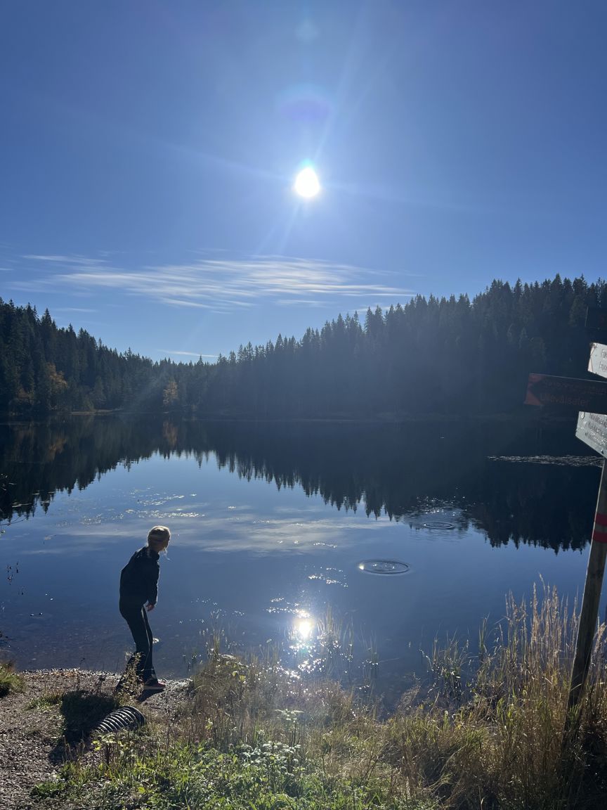 Foto: Jakob Norheim Schei en person som står ved en innsjø