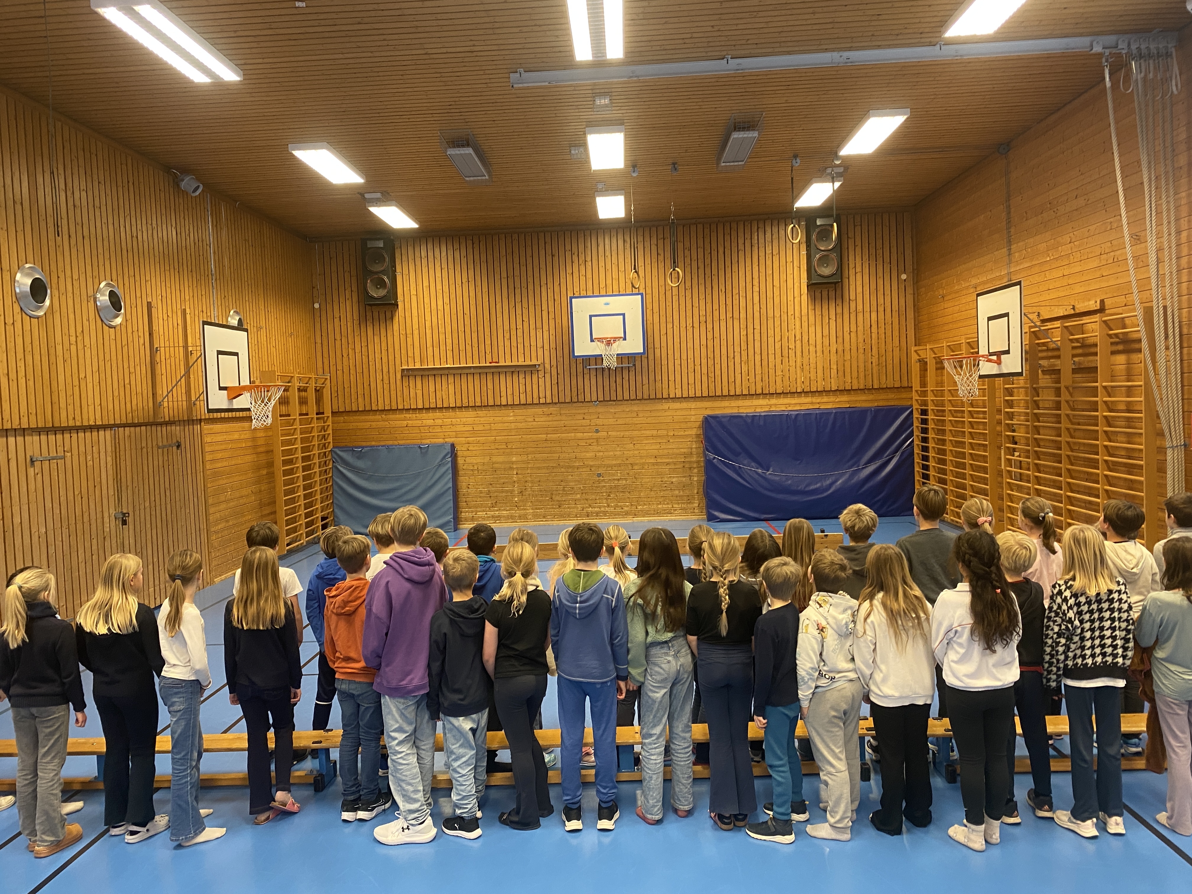 en gruppe elever i en gymsal 