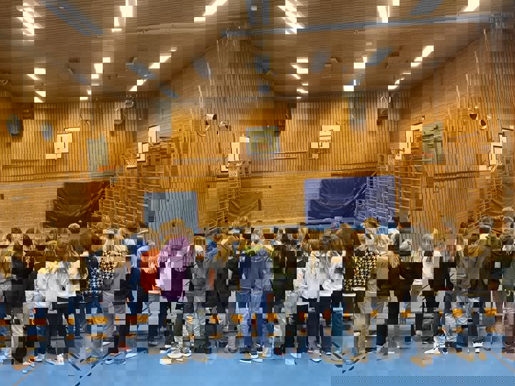 en gruppe elever i en gymsal 