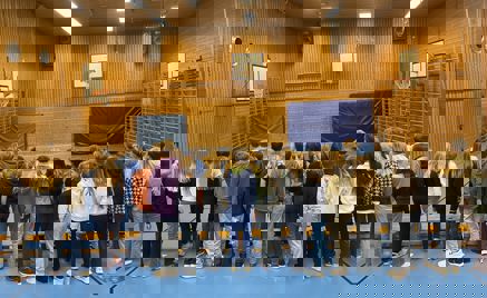 Foto: Marit Birgitte Heffermehl en gruppe elever i en gymsal