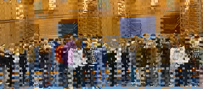 Foto: Marit Birgitte Heffermehl en gruppe elever i en gymsal