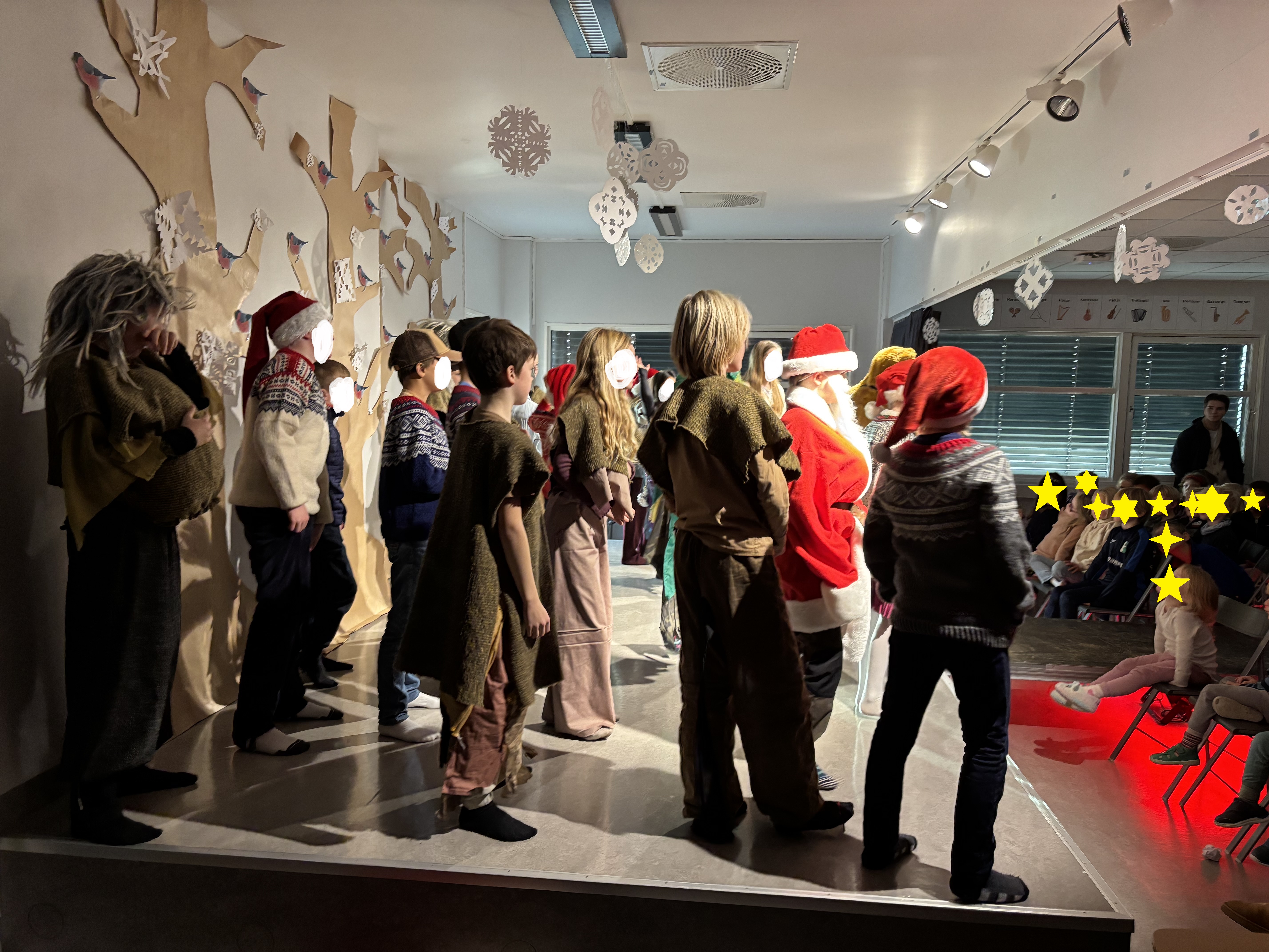 En gruppe elever på en scene 