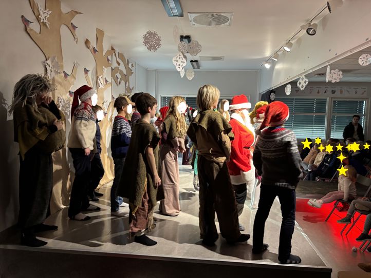 En gruppe elever på en scene 