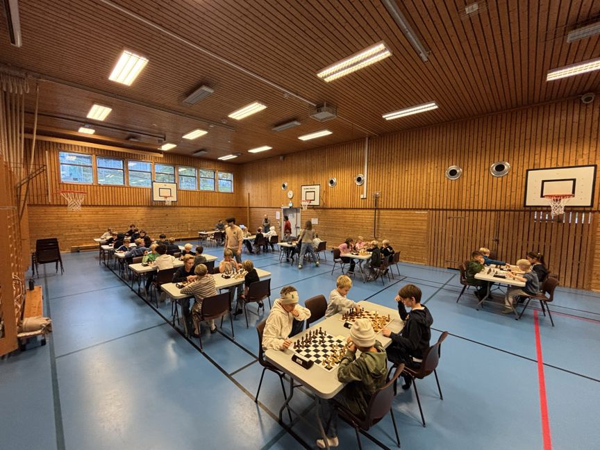 en gruppe elever som spiller sjakk 