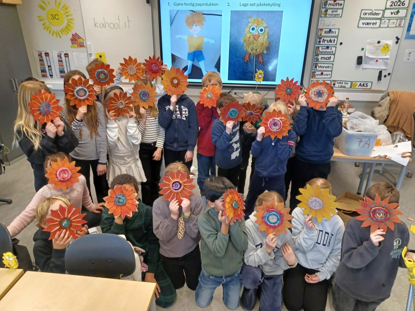 en gruppe barn med blomstermasker 