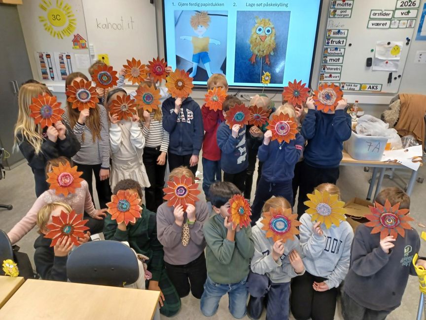 Foto: Kine Knudsen en gruppe barn med blomstermasker