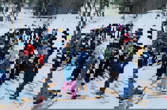 En gruppe mennesker som står på ski