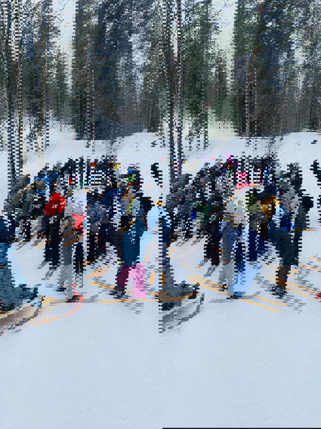 En gruppe mennesker som står på ski