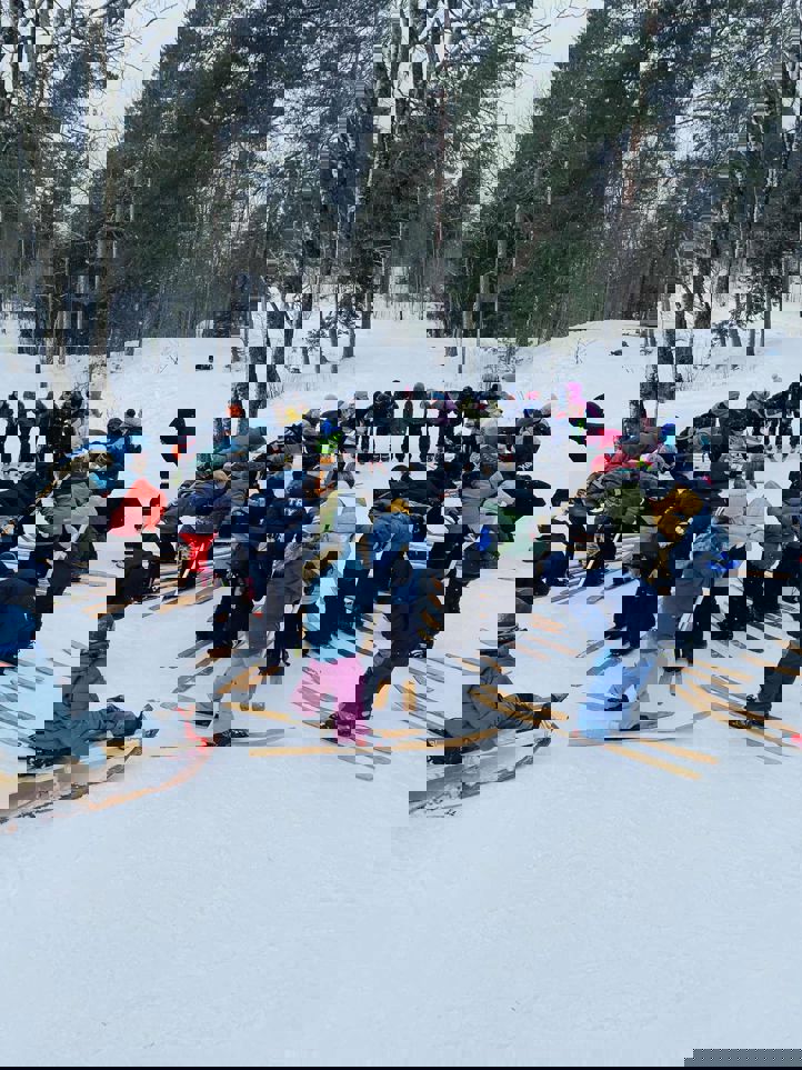 En gruppe mennesker som står på ski