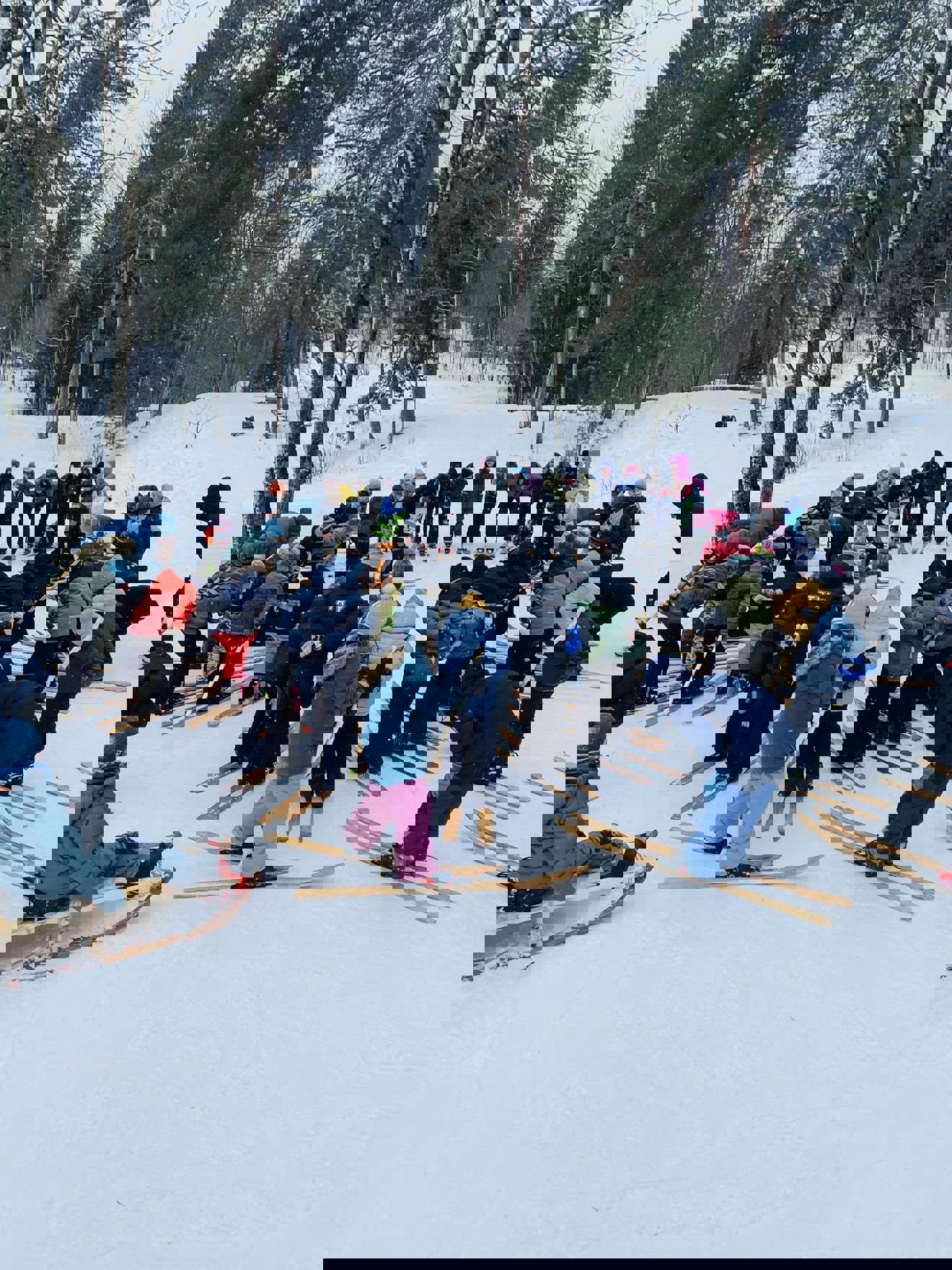 En gruppe mennesker som står på ski En gruppe mennesker som står på ski