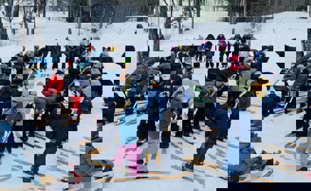 En gruppe mennesker som står på ski En gruppe mennesker som står på ski