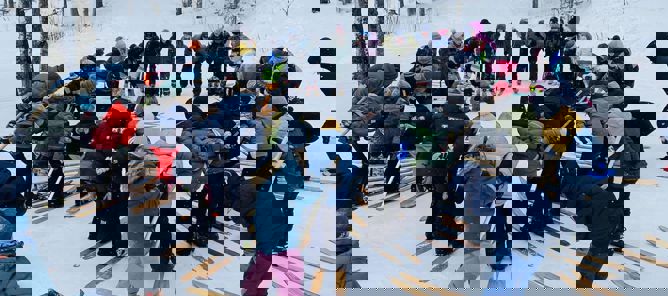 En gruppe mennesker som står på ski En gruppe mennesker som står på ski