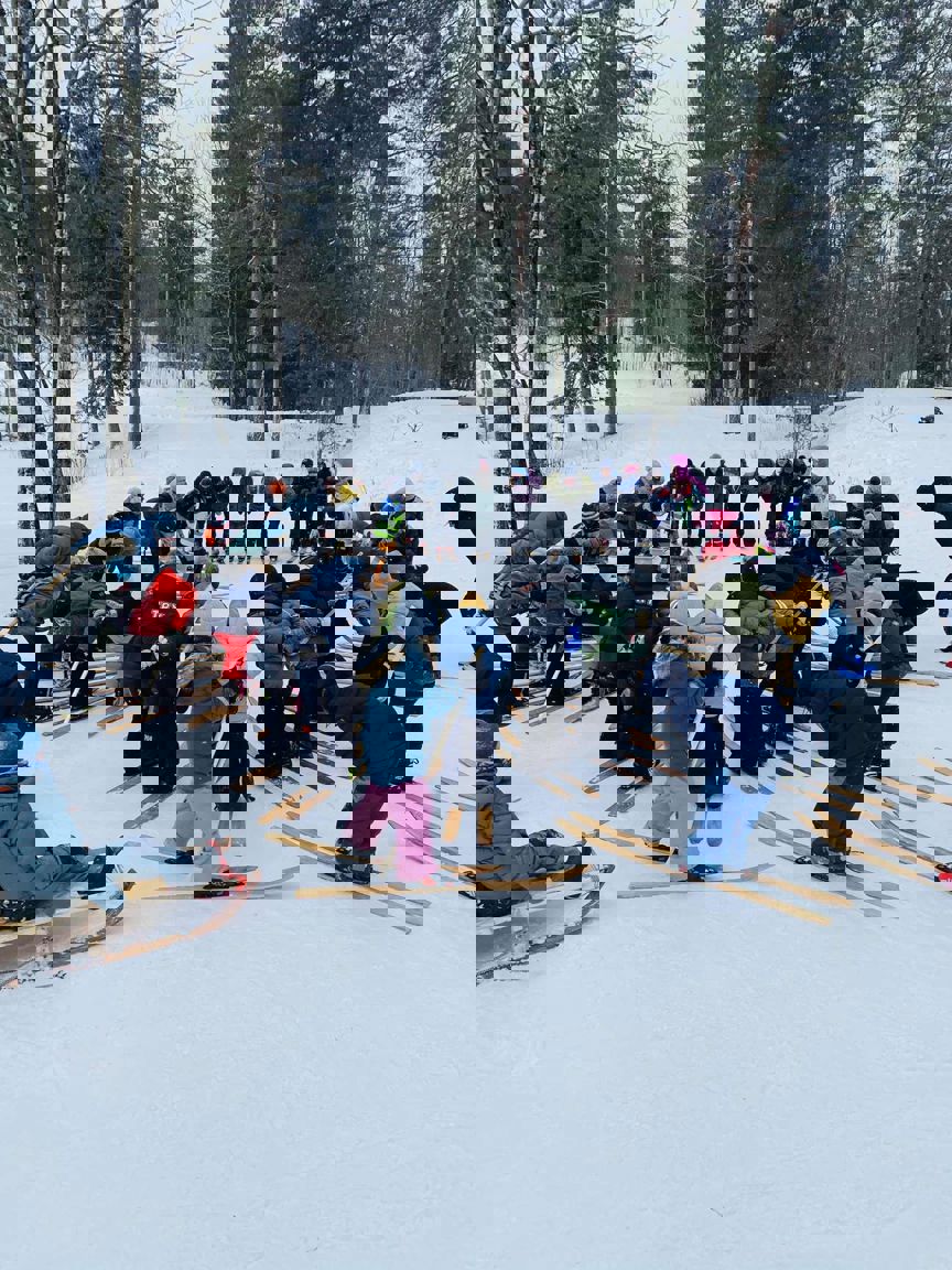 En gruppe mennesker som står på ski En gruppe mennesker som står på ski