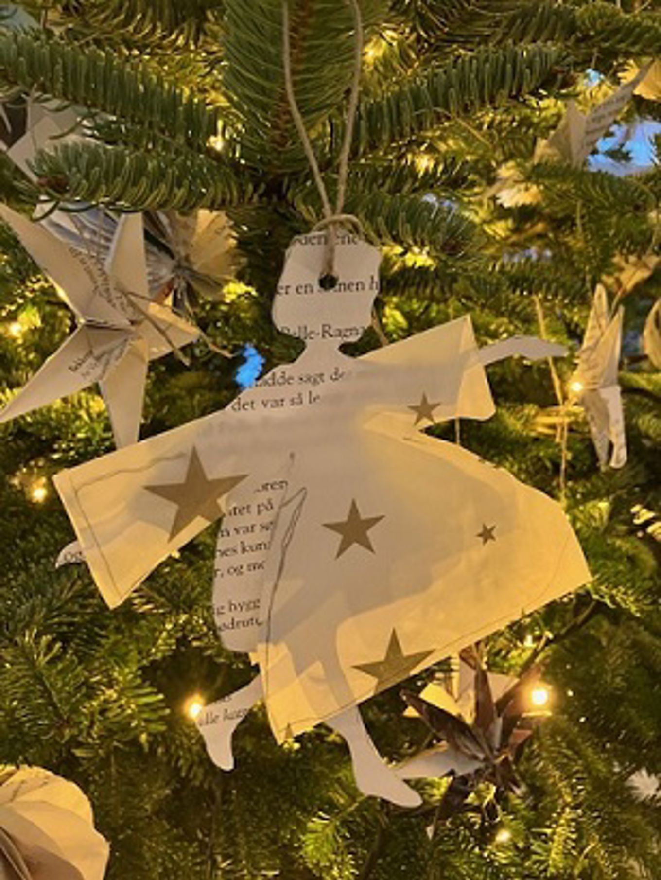 Foto: Julepynt et juletre med en stjerne og en stjerne på